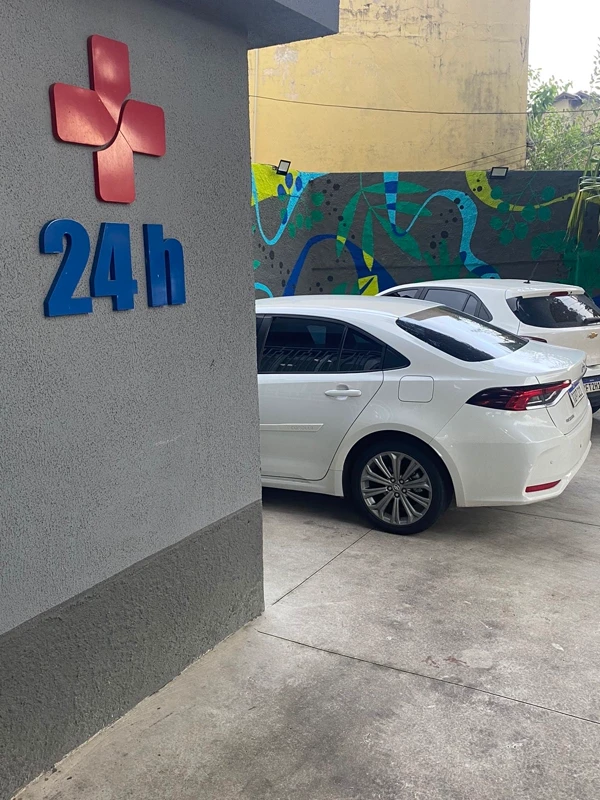 Estacionamento próprio — Cães & Gatos Clínica Veterinária